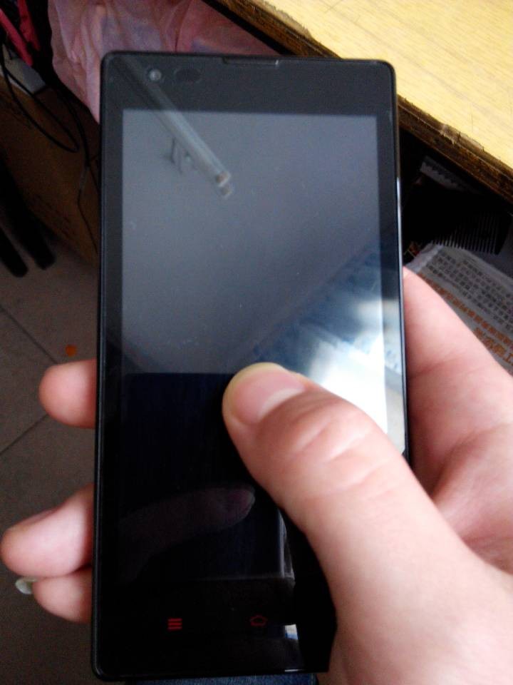 我的红米手机屏幕中间有一圈圈的彩色圈圈