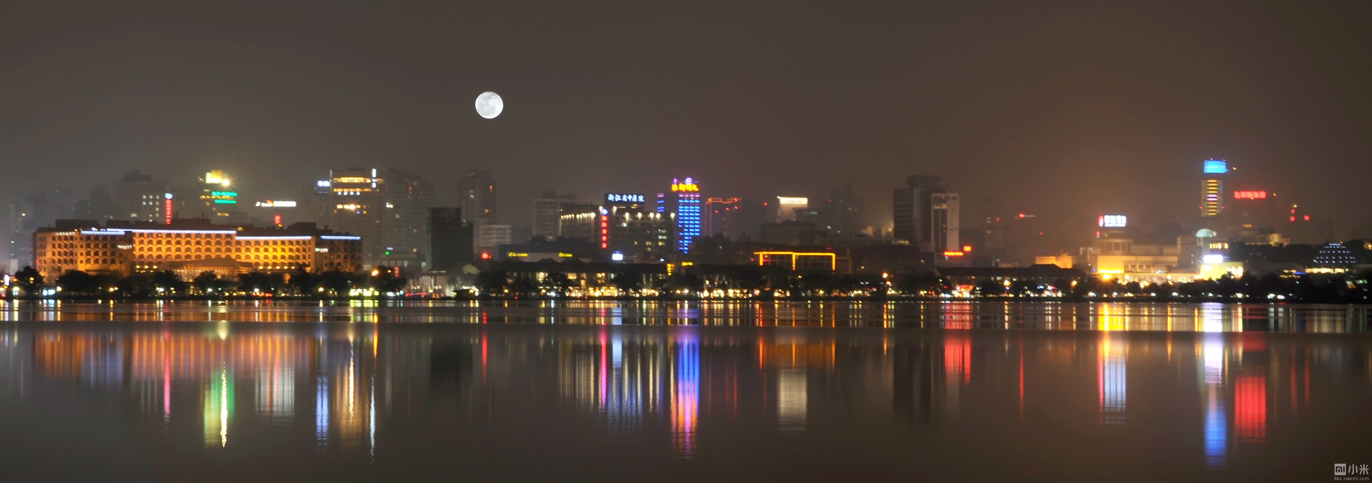 杭州西湖夜景。等买了小米再去拍拍看效果会咋