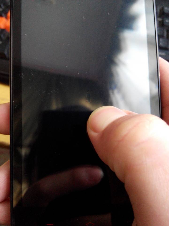 我的红米手机屏幕中间有一圈圈的彩色圈圈