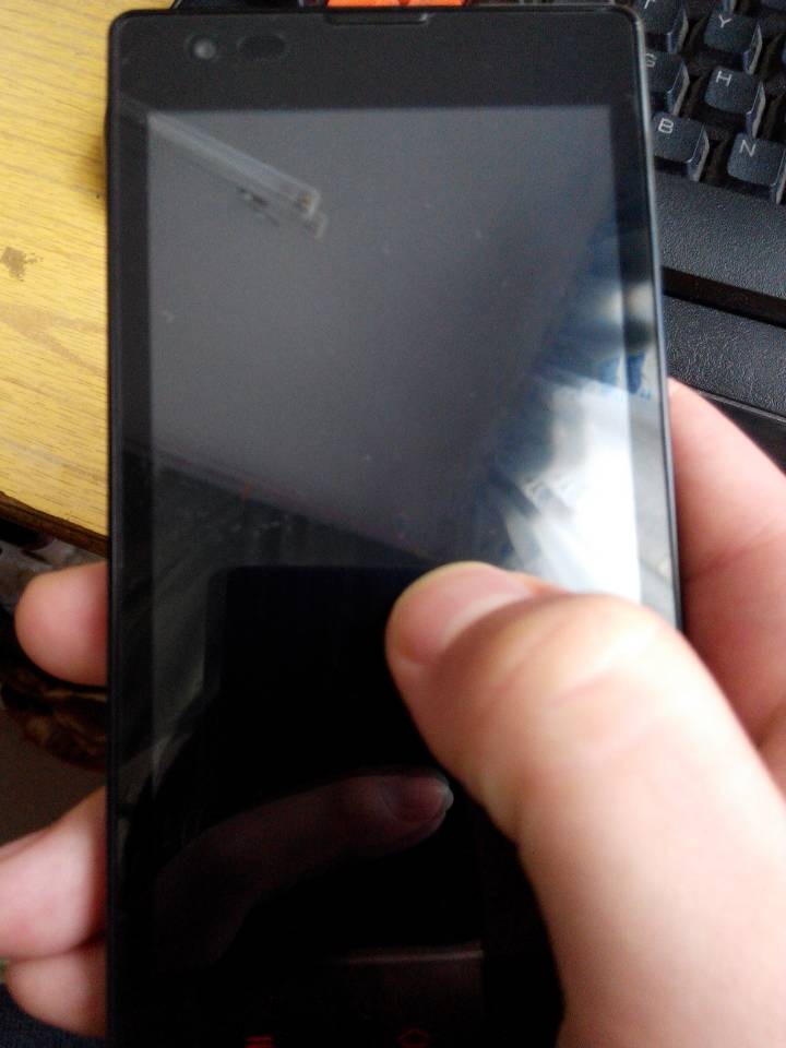 我的红米手机屏幕中间有一圈圈的彩色圈圈