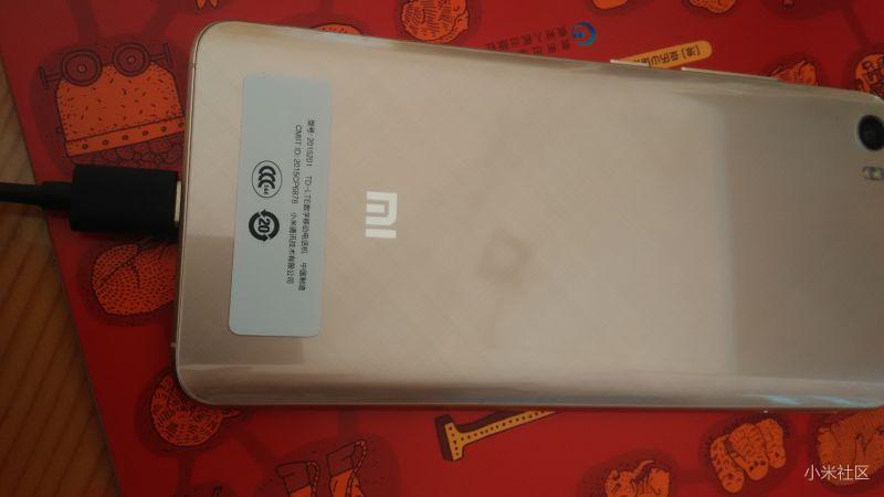 小米5后盖是不是有层塑料膜?