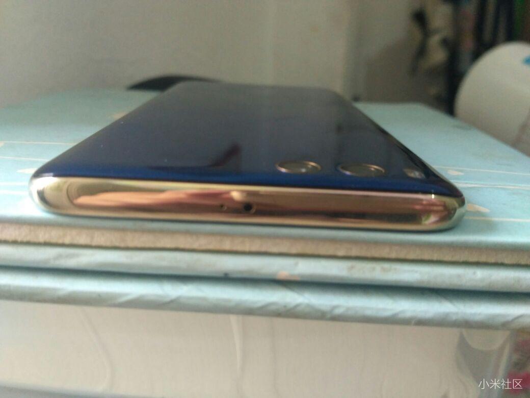 刚入手蓝色小米6,摄像头附近后盖和中框缝隙感