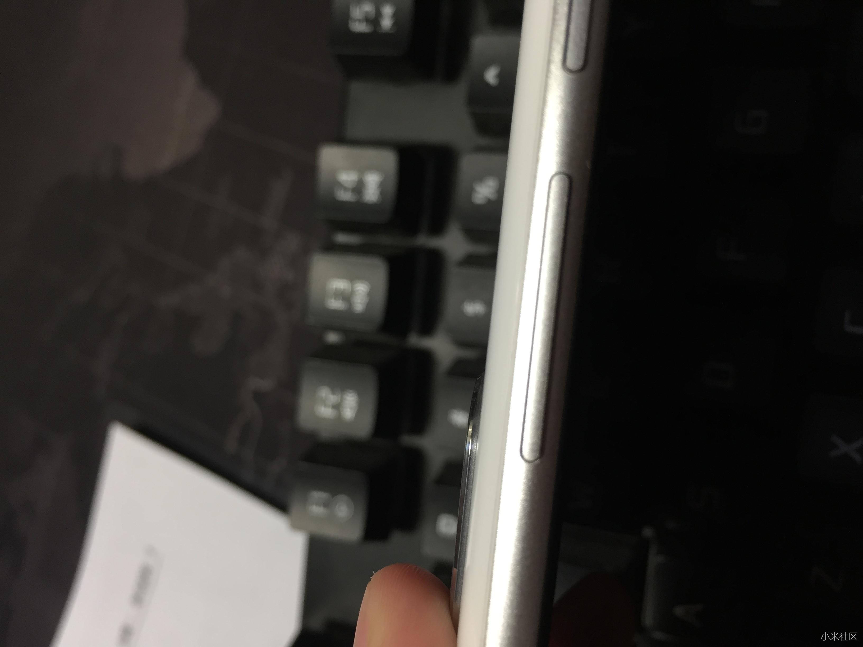 刚收到的小米8电源键、音量键松动