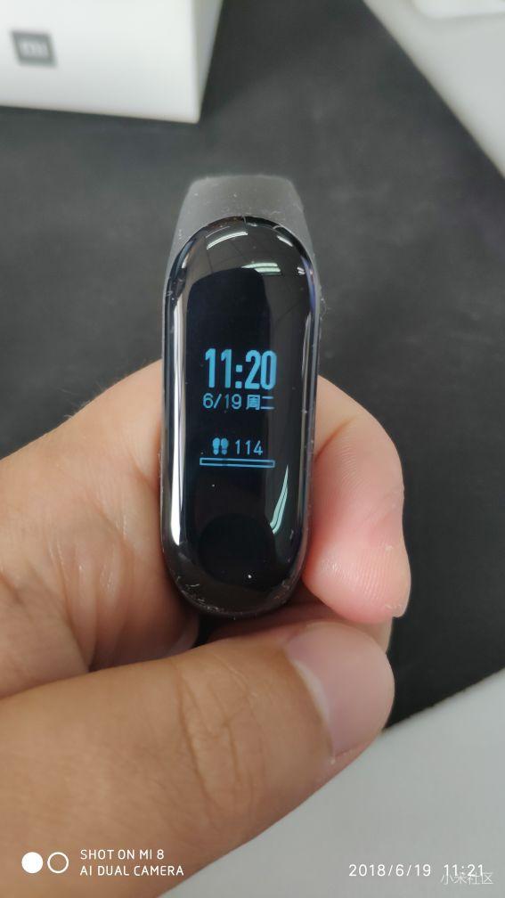 用我的小米8给手环3拍开箱照喽