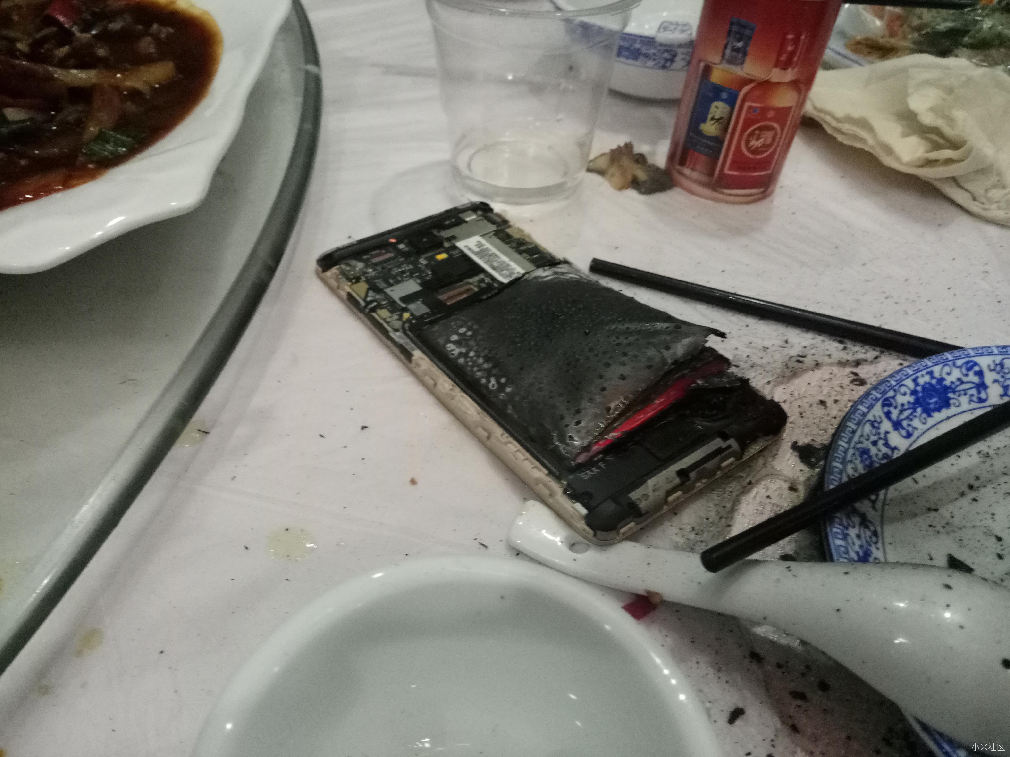 红米note3用了一年一个月电池自燃了,烧的真吓