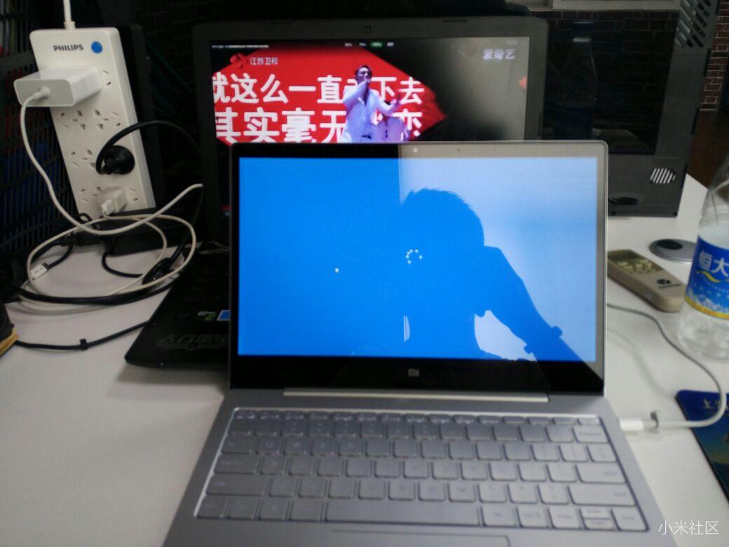 小米笔记本出厂屏幕上有自带膜吗?