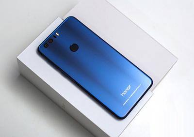 荣耀8 颜色做的很好看,配置貌似比小米5差不多