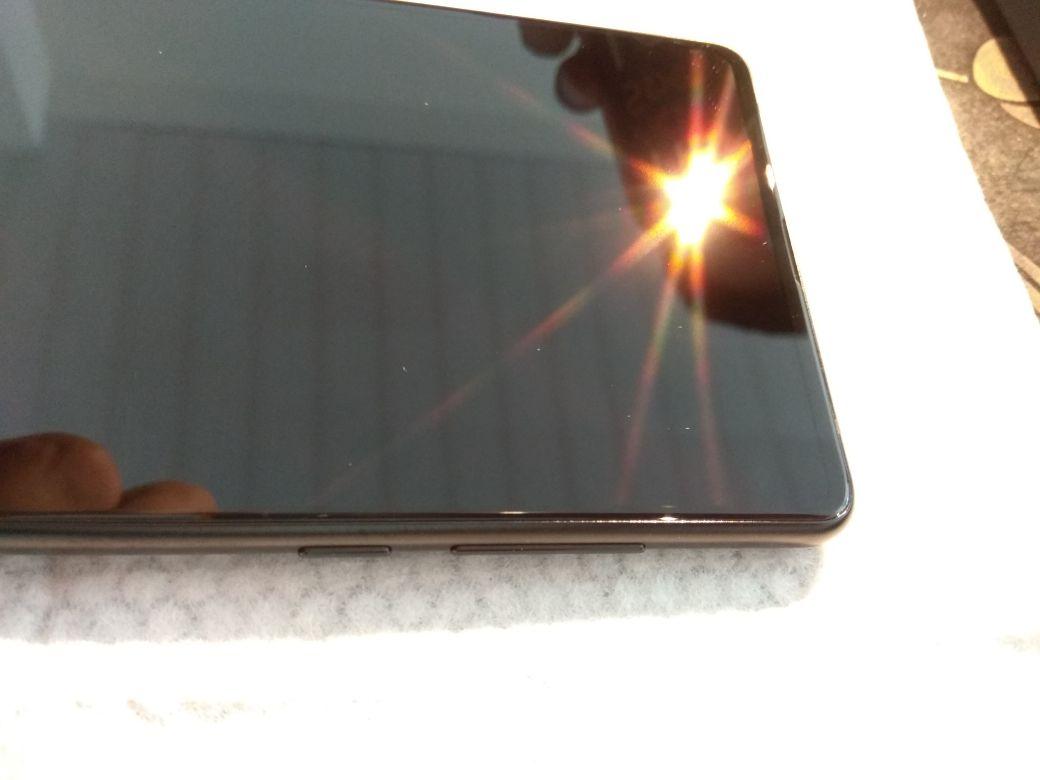 今天入手MIX2,发现屏幕玻璃有裂痕