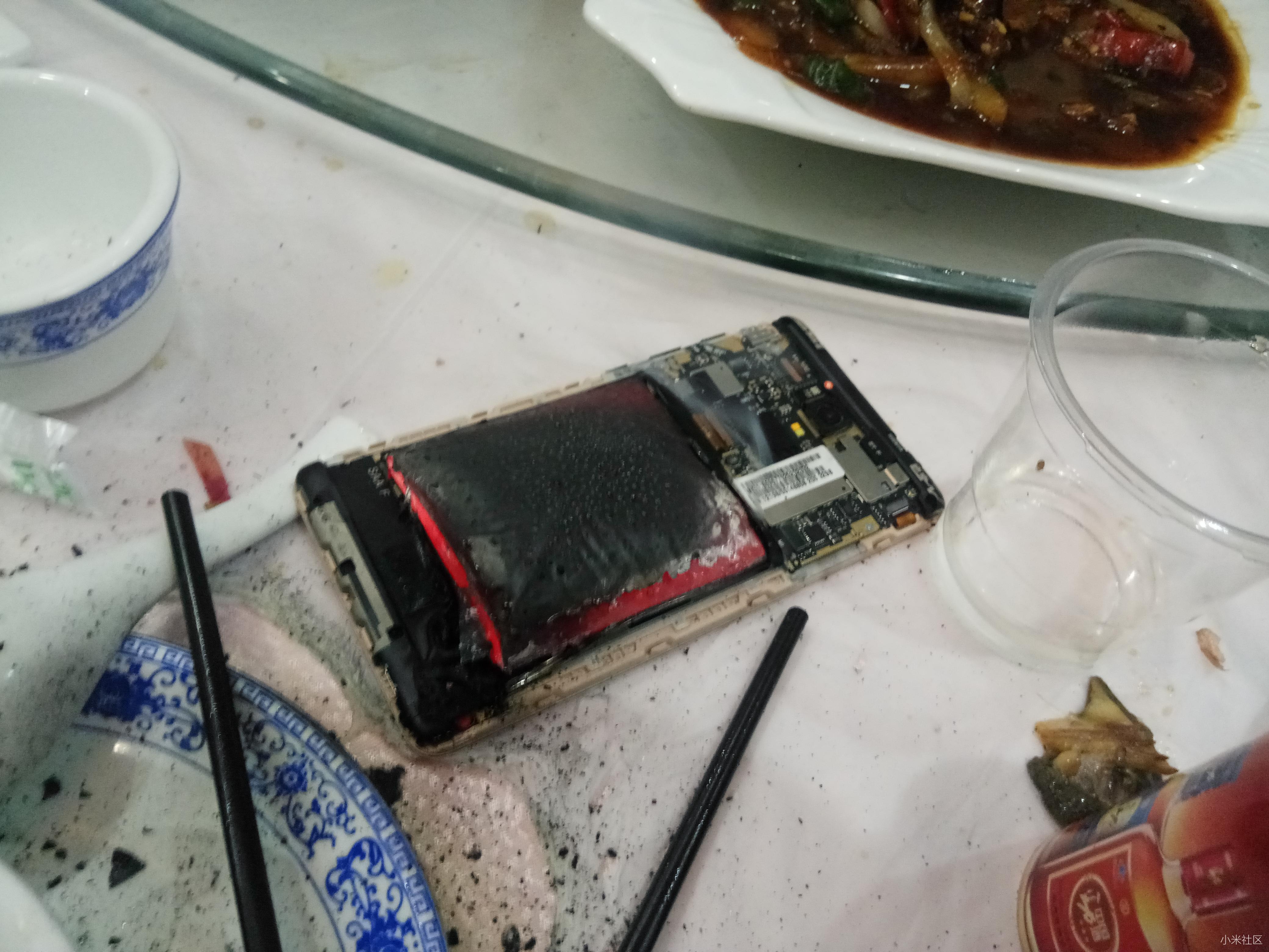 红米note3用了一年一个月电池自燃了,烧的真吓