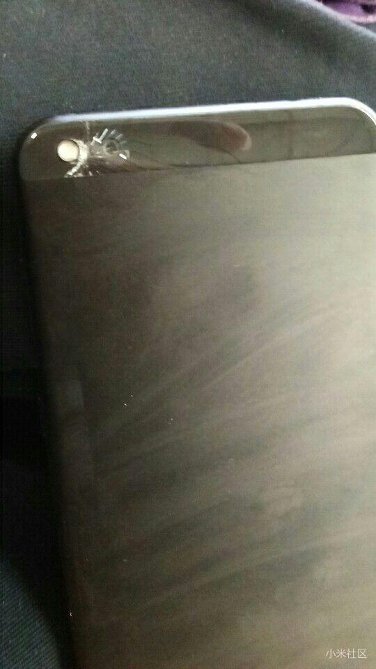 小米5c后盖上面的玻璃碎了,