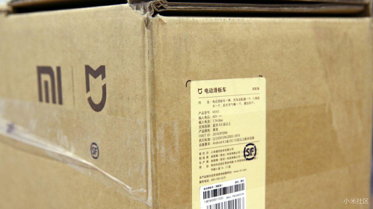 米家的大部分产品都以白色外观为主,而这辆小米电动滑板车的外包装却