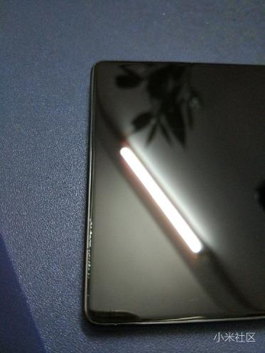 新买不到一个月的小米MIX屏幕边缘开胶怎么办