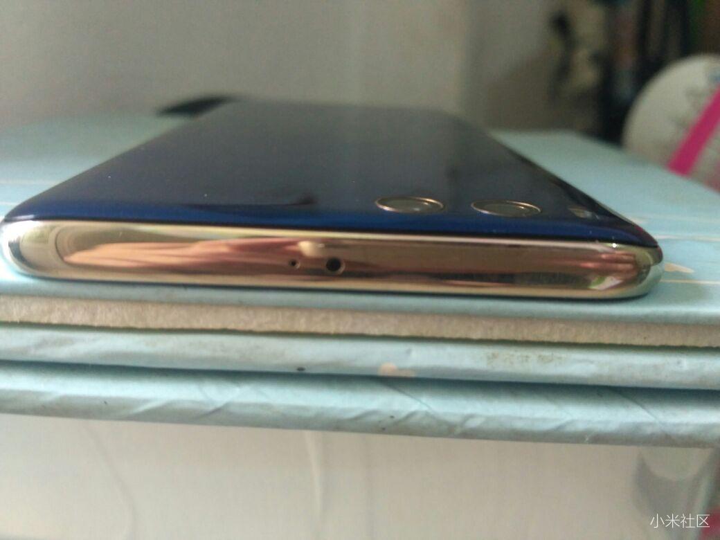 刚入手蓝色小米6,摄像头附近后盖和中框缝隙感