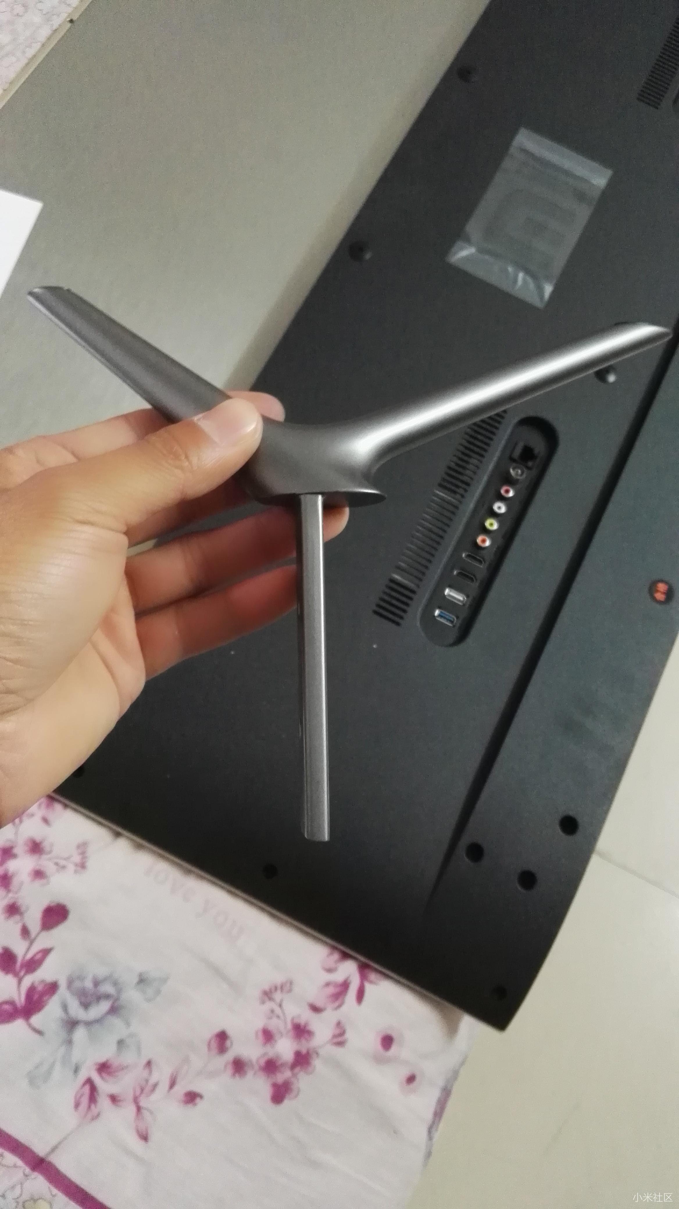 小米电视3s48坐式支架怎么装不进去哈,急求