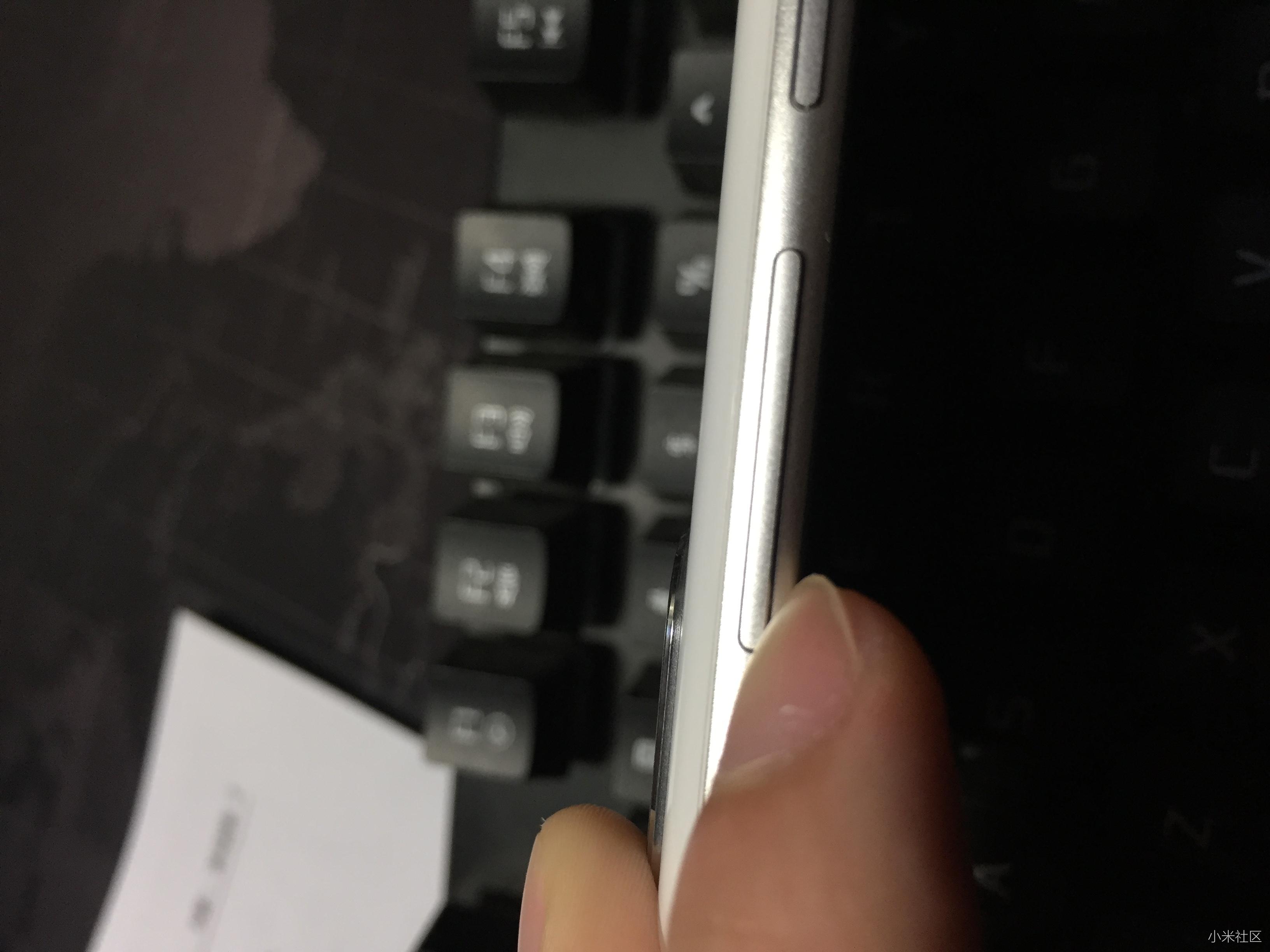 刚收到的小米8电源键、音量键松动