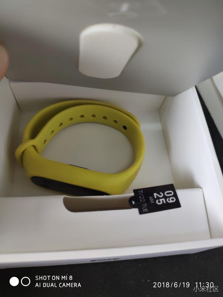 用我的小米8给手环3拍开箱照喽