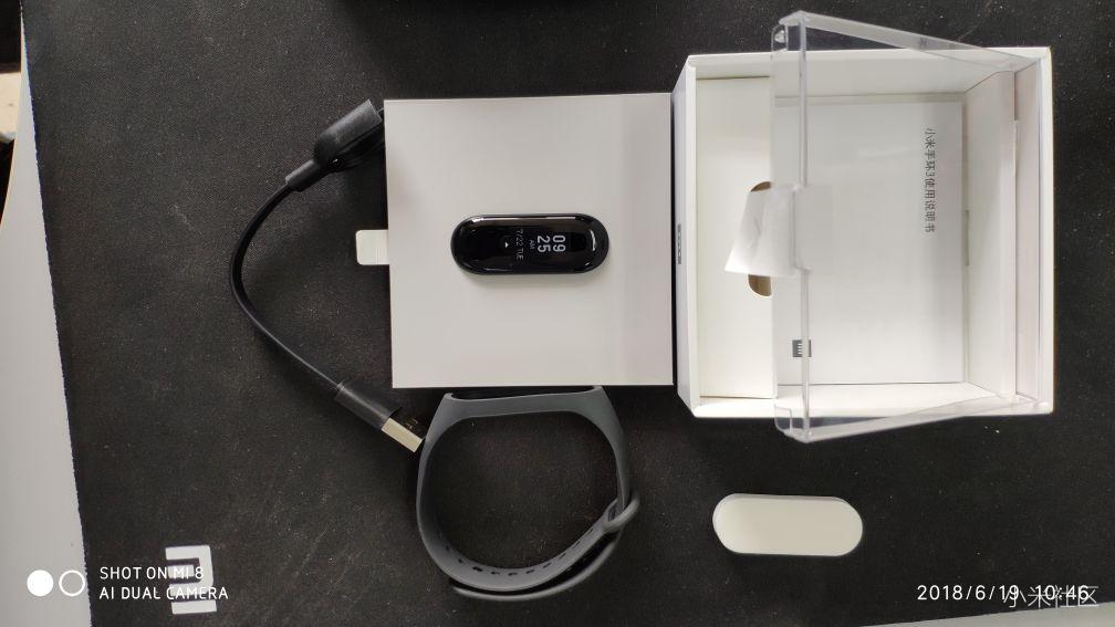 用我的小米8给手环3拍开箱照喽