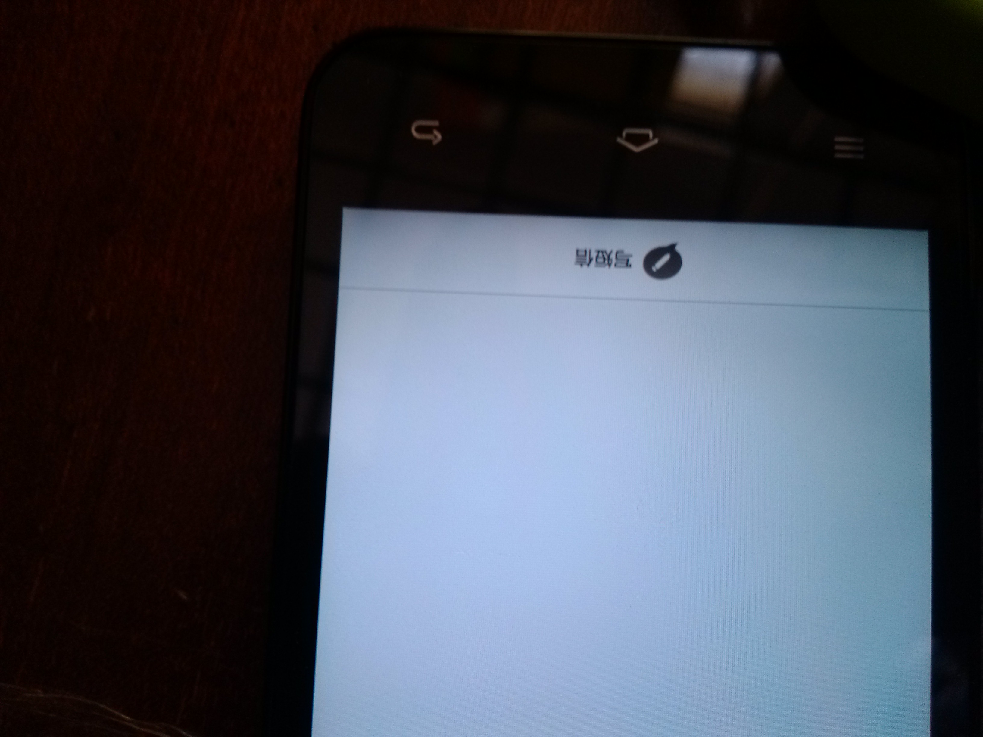 小米手机2屏幕左右下角发黑属于正常现象?