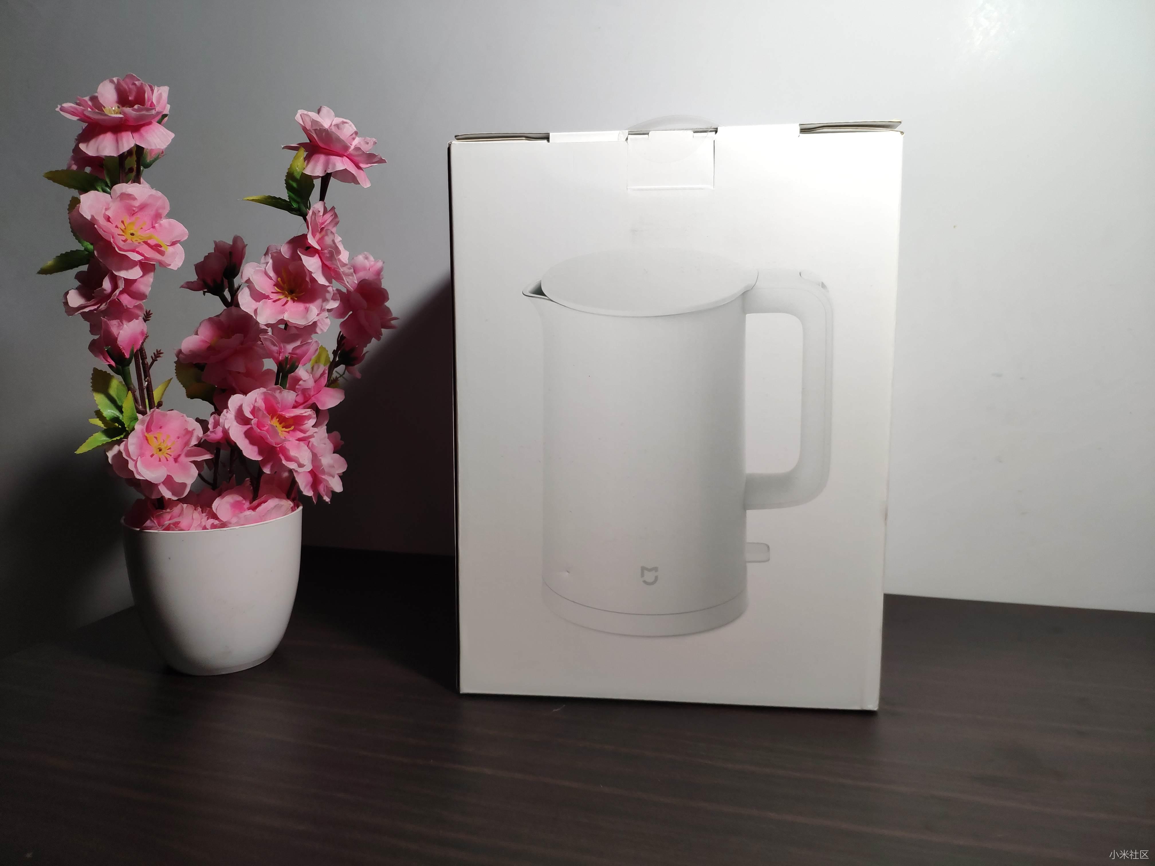 米家电水壶的包装依旧延续米家风格,白色的纸盒包装,包装的正面印有