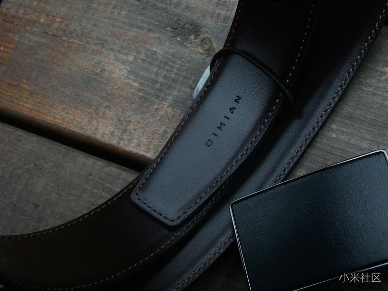 "七面真皮双面用皮带"皮带尾部的品牌logo